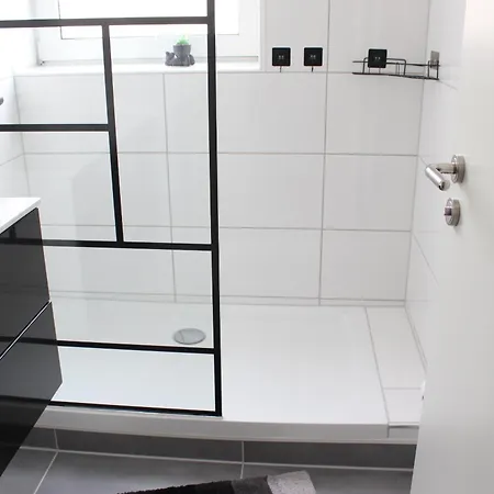 1 In Dreizimmer Innenstadt Ferien 아파트 렘고